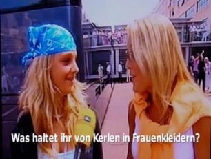 Cheerleader ziehen sich Latex Maidsminikleider, weie Latex Maids Schrzen und schwarze Plateauschaftstiefel an und schieben jedes scheiss Transvestitenschwein zusammen mit Hausmll an