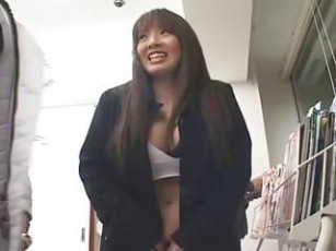 Sexy Japanese milf Hitomi Tanaka flashing