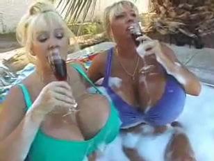 Kayla Kleevage Maxi Mounds | Saddle Girls