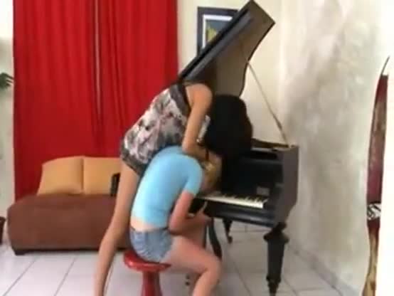 Brutal Hairpulling Lesbian : XXXBunker.com Porn Tube